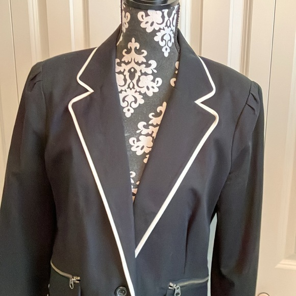 Fabulous black blazer w/white piping and B&W striped lining & fabulous detail. - Picture 2 of 16